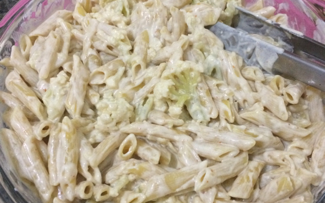 Macarrão com molho branco e couve-flor
