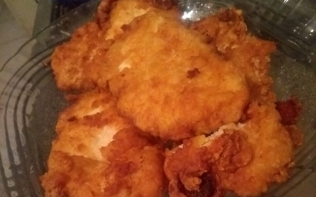 Peito de frango empanado com sazón