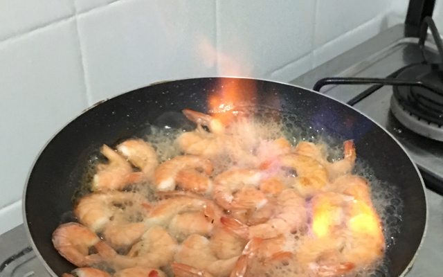 Camarão flambado no conhaque ao alho e azeite