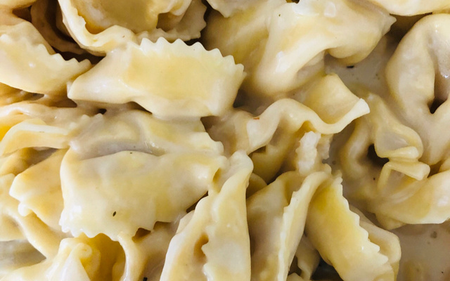 Tortelloni com molho cremoso de alho
