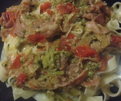 Fettuccine com presunto parma, tomates cereja e brócolis