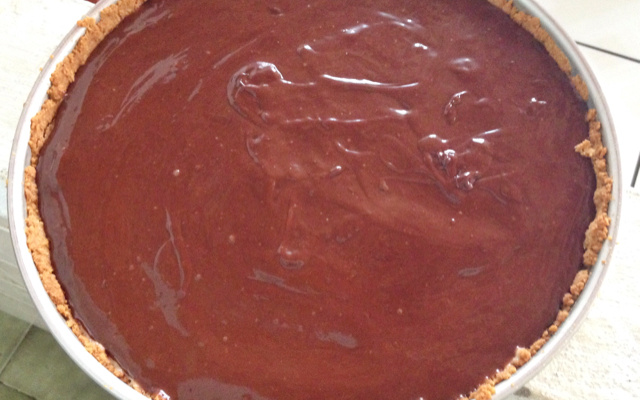 Torta de maracujá da Rapha com cobertura de chocolate