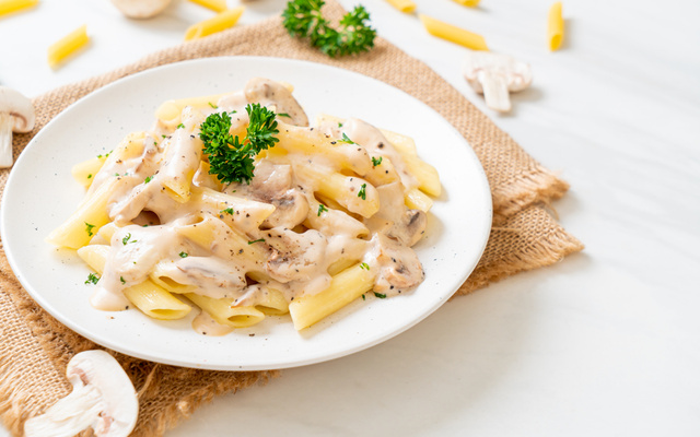 Macarrão com molho branco rápido