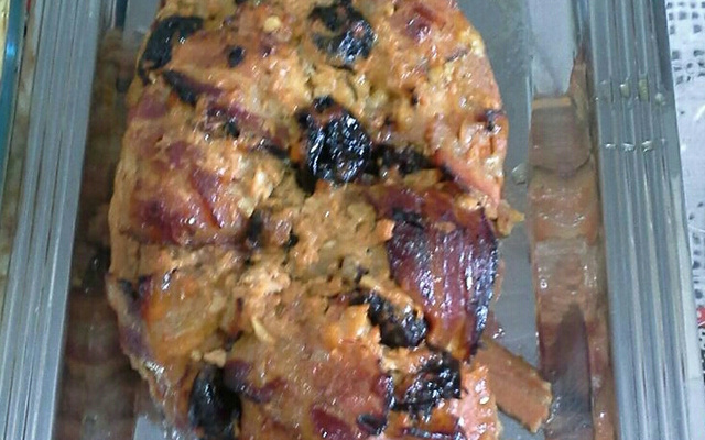 Pernil de porco recheado com ameixas