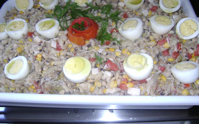 Salada de feijão-fradinho com bacalhau