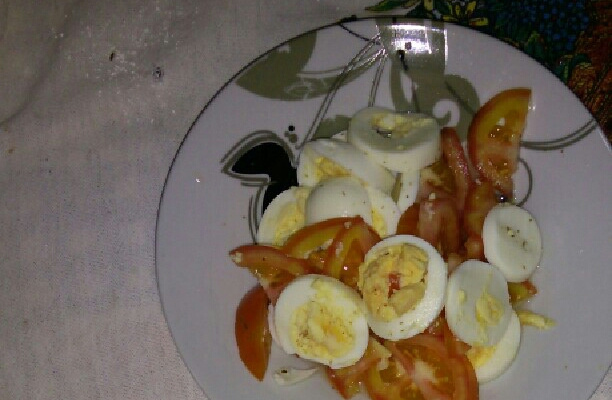 Salada de tomate com ovo cozido