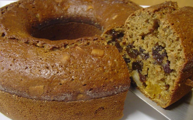 Bolo trufado com frutas secas