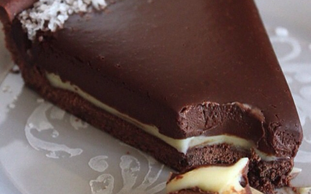 Torta de chocolate com recheio branco