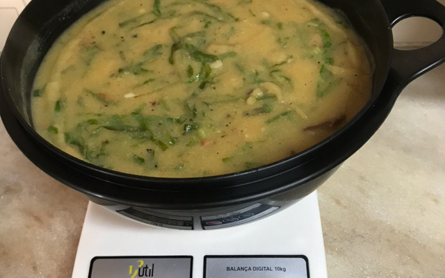 Sopa de fubá com couve, bacon e azeite de dendê