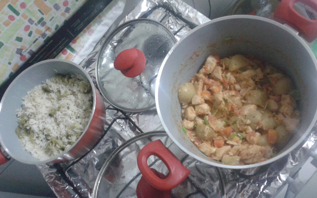 Peito de frango refogado com molho de tomate natural