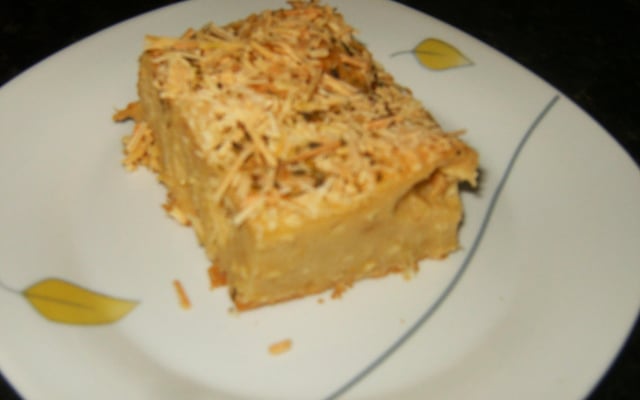 Delicioso bolo de milho verde com creme de cebola