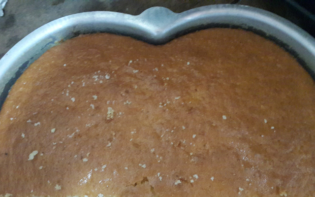 Bolo com pedaços de abacaxi na massa