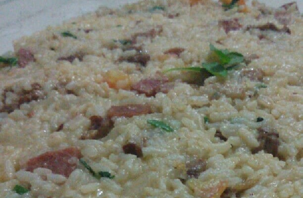 Arroz carreteiro com sobras de churrasco da Bianca