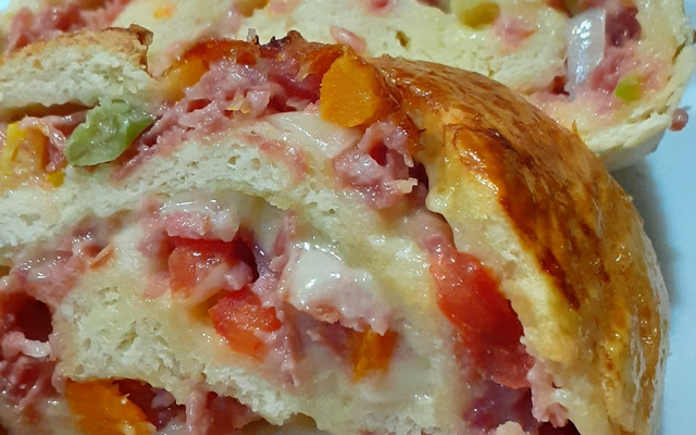 Pão recheado de frios