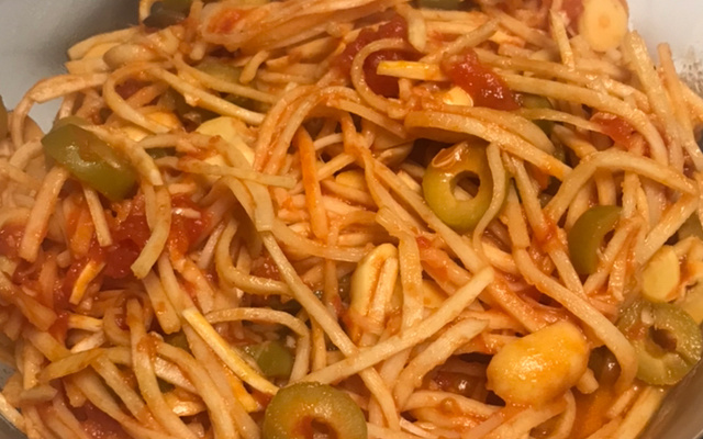 Espaguete de pupunha ao molho de tomates pelados em cubo, cogumelo paris e alcaparras