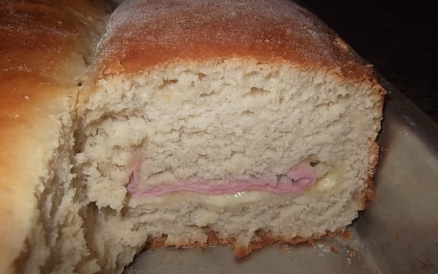 Pão recheado com presunto e queijo