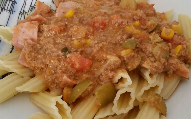 Macarrão cremoso com carne moída