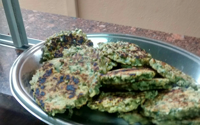Bolinho grelhado integral de espinafre com aveia e arroz