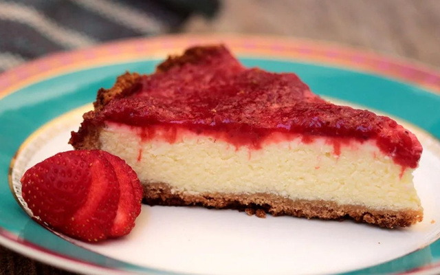 Fatia de torta de ricota com geleia de morango