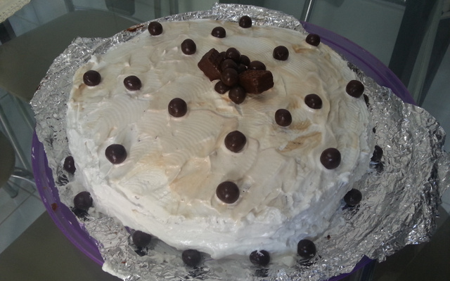 Bolo de chocolate com cobertura de marshmallow