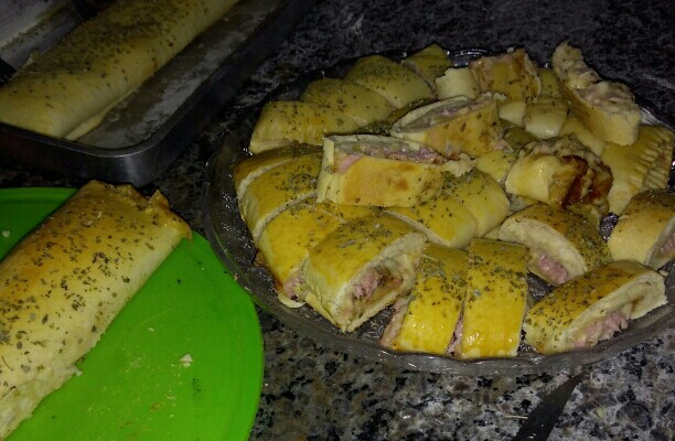 Pizza enrolada com recheio misto