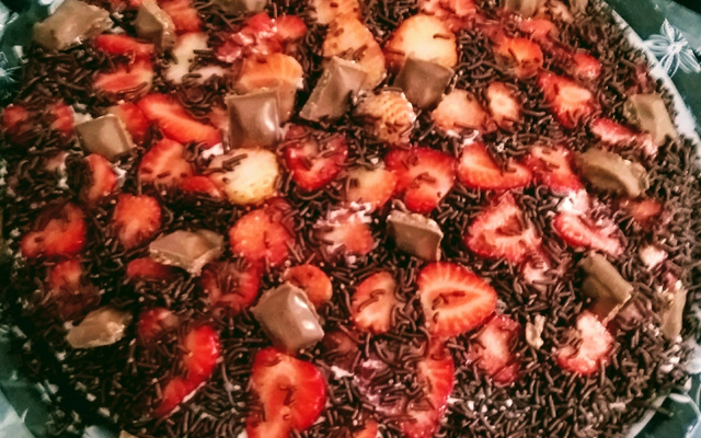 Bolo de chocolate com morangos