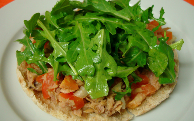 Falsa pizza de atum com rúcula