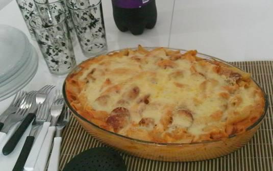 Macarrão cremoso de calabresa