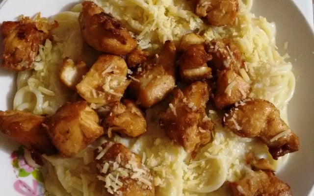 Espaguete ao molho branco com filé de frango