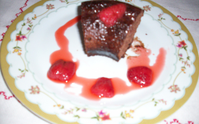Bolo fácil de chocolate com pedacinhos de morango
