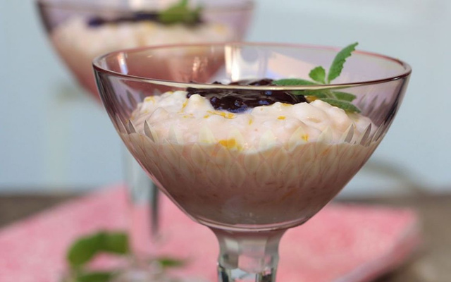 Arroz doce cremoso com amêndoas e geleia na taça