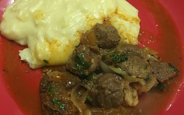 Pirão de aipim com carne de sol e salada