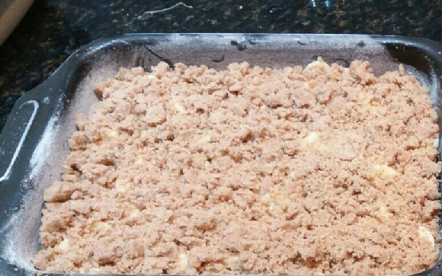 Cuca de banana com farofa