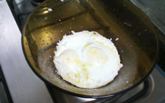 Ovo frito no microondas