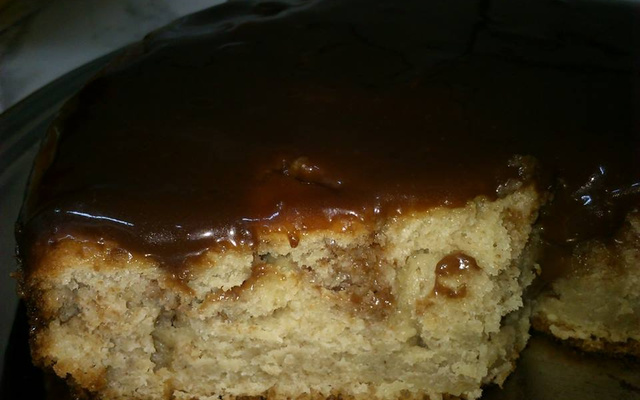 Bolo de banana com cobertura de chocolate
