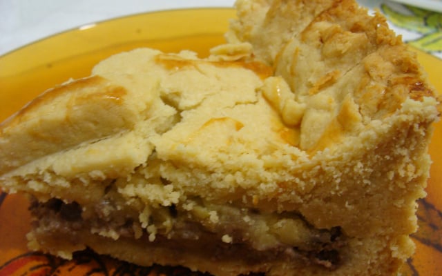 Empadão de massa podre com recheio de frango