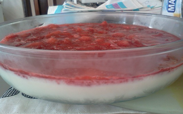 Creme de iogurte com calda de morango