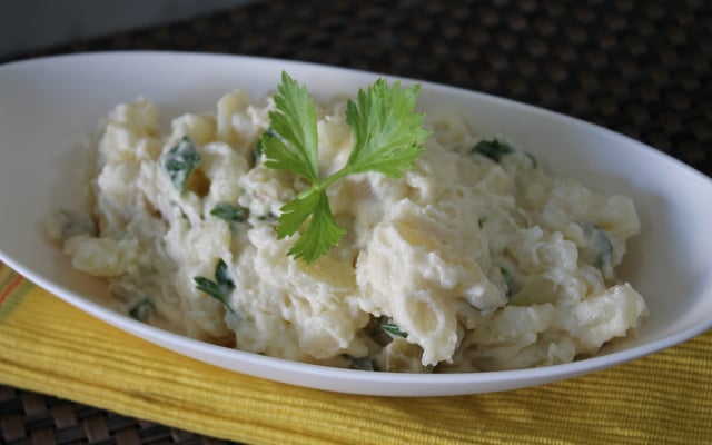 Batatonese simples com ervas em porção pequena para servir