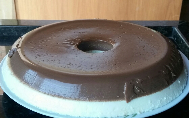 Pudim de coco com chocolate