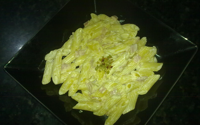 Macarrão ao molho branco com presunto