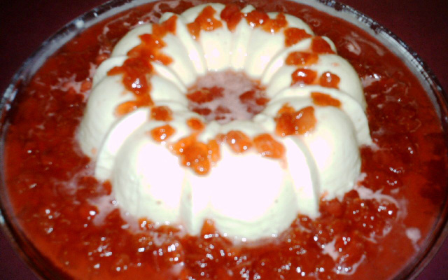 Pudim de maria-mole com calda de morangos