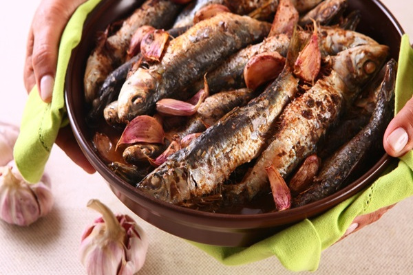 Sardinhas assadas com alho