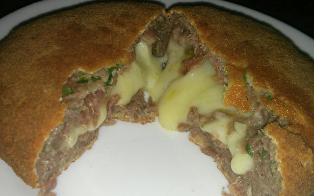 Sanduíche com hamburguer recheado