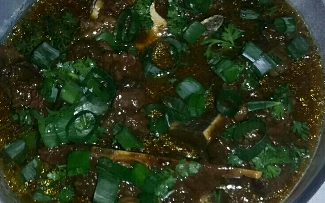 Acém de osso ao molho madeira