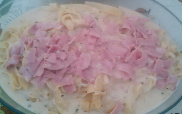 Macarrão ao molho branco com presunto
