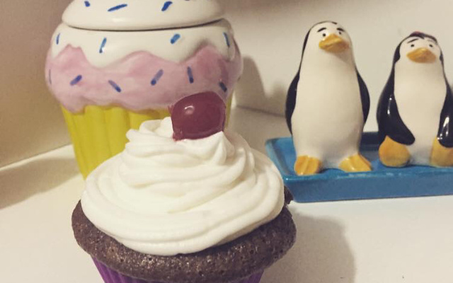 Cupcake com massa de bolo (chocolate)