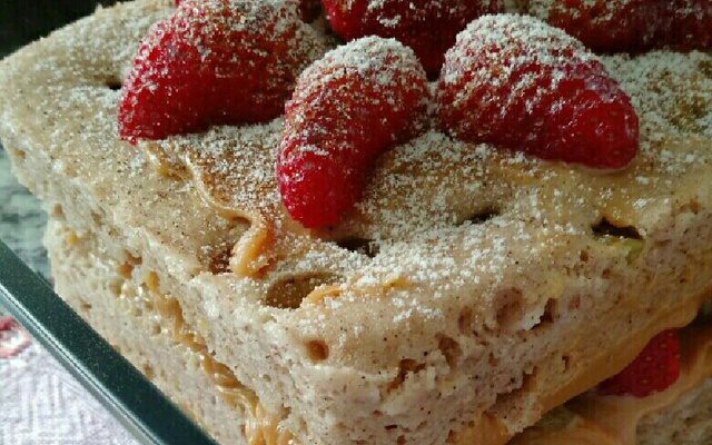 Bolo de caneca de canela com doce de leite