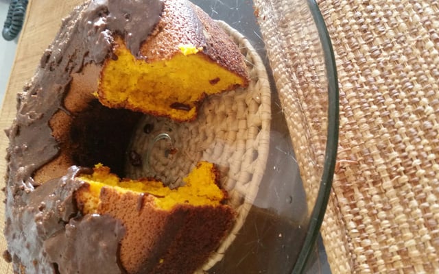 Bolo de cenoura com cobertura de chocolate