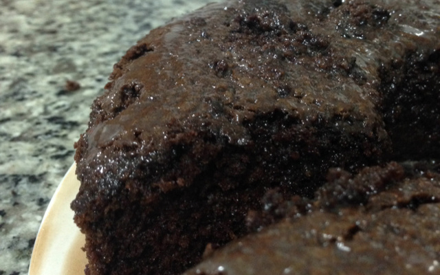 Bolo de chocolate recheado aerado e super molhadinho