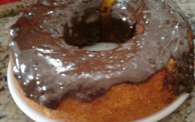 Bolo de cenoura com cobertura de chocolate